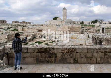 (160505) -- PEKING, 5. Mai 2016 -- Aktenfoto, aufgenommen am 19. Januar 2012, zeigt einen Mann, der Fotos mit seinem Handy in der Zitadelle von Aleppo in Aleppo, Syrien, macht. Die Zitadelle von Aleppo ist ein großer mittelalterlicher befestigter Palast im Zentrum der Altstadt von Aleppo. )(zhf) SYRIEN-ALEPPO-DATEI LixMuzi PUBLICATIONxNOTxINxCHN Peking 5. Mai 2016 Datei Foto aufgenommen AM 19. Januar 2012 zeigt einen Mann fotografiert mit seinem Handy in der Zitadelle von Aleppo in Aleppo Syrien die Zitadelle von Aleppo IST ein großer mittelalterlicher befestigter Palast im Zentrum der Altstadt von Aleppo zhf Syrien Aleppo File LiXMuzi PUBLICATIONx Stockfoto