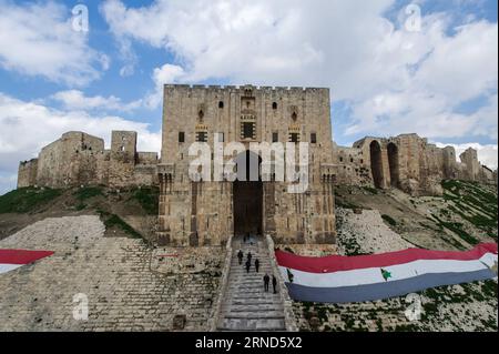 (160505) -- PEKING, 5. Mai 2016 -- Aktenfoto vom 19. Januar 2012 zeigt Menschen, die die Zitadelle von Aleppo in Aleppo, Syrien, besuchen. Die Zitadelle von Aleppo ist ein großer mittelalterlicher befestigter Palast im Zentrum der Altstadt von Aleppo. )(zhf) SYRIEN-ALEPPO-DATEI LixMuzi PUBLICATIONxNOTxINxCHN Peking 5. Mai 2016 Datei Foto aufgenommen AM 19. Januar 2012 zeigt Prominente besuchen die Zitadelle von Aleppo in Aleppo Syrien die Zitadelle von Aleppo IST ein großer mittelalterlicher befestigter Palast im Zentrum der Altstadt von Aleppo zhf Syrien Aleppo Datei LiXMuzi PUBLTINxCHIOxN Stockfoto