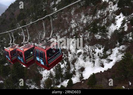 (160505) -- SHANGRI-LA, 3. Mai 2016 -- Touristen fahren mit der Seilbahn zum Shika Snow Mountain in Shangri-la, südwestchinesische Provinz Yunnan, 3. Mai 2016. Die Höhe des höchsten Gipfels des Shika Snow Mountain beträgt 4.449,5 Meter über dem Meeresspiegel, während das niedrigste Napa-Grasland 3.270 Meter über dem Meeresspiegel liegt. Eine Vielzahl von Naturlandschaften zog hier eine große Anzahl von Touristen an. )(mcg) CHINA-YUNNAN-SHANGRI-LA-SCENERY (CN) YangxZongyou PUBLICATIONxNOTxINxCHN 160505 Shangri La 3. Mai 2016 Touristen fahren mit den Seilbahnen zum Shika Snow Mountain in Shangri La Südwest China S Stockfoto