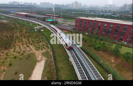 (160506) -- CHANGSHA, 6. Mai 2016 -- Ein Zug fährt auf der Magnetschwebebahn in Changsha, Hauptstadt der zentralchinesischen Provinz Hunan, 6. Mai 2016. Am Freitag begann in Changsha ein Versuchsbetrieb von Chinas erster im Inland konzipierter und gefertigter Magnetschwebebahn. Der Maglev-Shuttleservice verkehrt zwischen dem Südbahnhof von Changsha und dem Flughafen. Laut Aussage des Betreibers Hunan Maglev Transport Co. Dauert die 18,55-km-Fahrt etwa zehn Minuten Der 48 Meter lange Zug kann 363 Personen in drei Waggons befördern. Er kann eine Höchstgeschwindigkeit von 100 km/h erreichen Stockfoto