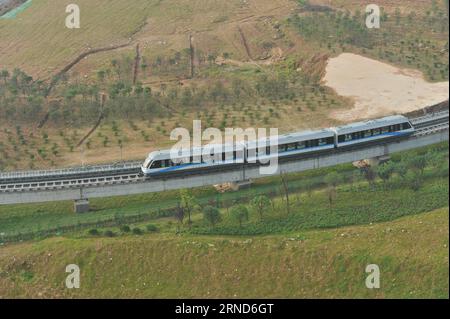 (160506) -- CHANGSHA, 6. Mai 2016 -- Ein Zug fährt auf der Magnetschwebebahn in Changsha, Hauptstadt der zentralchinesischen Provinz Hunan, 6. Mai 2016. Am Freitag begann in Changsha ein Versuchsbetrieb von Chinas erster im Inland konzipierter und gefertigter Magnetschwebebahn. Der Maglev-Shuttleservice verkehrt zwischen dem Südbahnhof von Changsha und dem Flughafen. Laut Aussage des Betreibers Hunan Maglev Transport Co. Dauert die 18,55-km-Fahrt etwa zehn Minuten Der 48 Meter lange Zug kann 363 Personen in drei Waggons befördern. Er kann eine Höchstgeschwindigkeit von 100 km/h erreichen Stockfoto