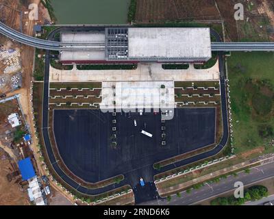 (160506) -- CHANGSHA, 6. Mai 2016 -- Foto vom 6. Mai 2016 zeigt die Langli-Station der Magnetschwebebahn in Changsha, der Hauptstadt der zentralchinesischen Provinz Hunan. Am Freitag begann in Changsha ein Versuchsbetrieb von Chinas erster im Inland konzipierter und gefertigter Magnetschwebebahn. Der Maglev-Shuttleservice verkehrt zwischen dem Südbahnhof von Changsha und dem Flughafen. Laut Aussage des Betreibers Hunan Maglev Transport Co. Dauert die 18,55-km-Fahrt etwa zehn Minuten Der 48 Meter lange Zug kann 363 Personen in drei Waggons befördern. Es kann ein Maximum erreichen Stockfoto