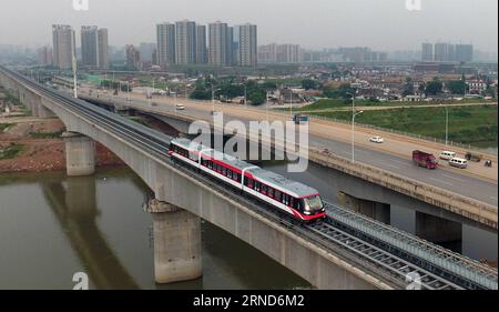 (160506) -- CHANGSHA, 6. Mai 2016 -- Ein Zug fährt über den Fluss Liuyang auf der Magnetschwebebahn in Changsha, Hauptstadt der zentralchinesischen Provinz Hunan, 6. Mai 2016. Am Freitag begann in Changsha ein Versuchsbetrieb von Chinas erster im Inland konzipierter und gefertigter Magnetschwebebahn. Der Maglev-Shuttleservice verkehrt zwischen dem Südbahnhof von Changsha und dem Flughafen. Laut Aussage des Betreibers Hunan Maglev Transport Co. Dauert die 18,55-km-Fahrt etwa zehn Minuten Der 48 Meter lange Zug kann 363 Personen in drei Waggons befördern. Es kann ein Maximum erreichen Stockfoto