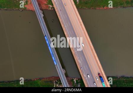 (160506) -- CHANGSHA, 6. Mai 2016 -- Ein Zug fährt über den Fluss Liuyang auf der Magnetschwebebahn in Changsha, Hauptstadt der zentralchinesischen Provinz Hunan, 6. Mai 2016. Am Freitag begann in Changsha ein Versuchsbetrieb von Chinas erster im Inland konzipierter und gefertigter Magnetschwebebahn. Der Maglev-Shuttleservice verkehrt zwischen dem Südbahnhof von Changsha und dem Flughafen. Laut Aussage des Betreibers Hunan Maglev Transport Co. Dauert die 18,55-km-Fahrt etwa zehn Minuten Der 48 Meter lange Zug kann 363 Personen in drei Waggons befördern. Es kann ein Maximum erreichen Stockfoto