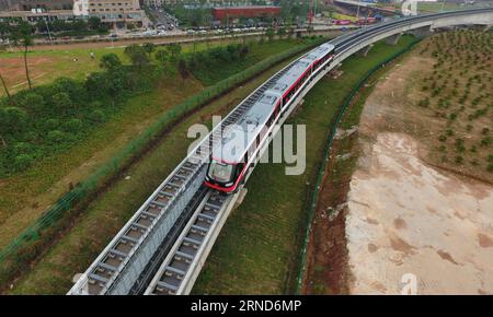 (160506) -- CHANGSHA, 6. Mai 2016 -- Ein Zug fährt auf der Magnetschwebebahn in Changsha, Hauptstadt der zentralchinesischen Provinz Hunan, 6. Mai 2016. Am Freitag begann in Changsha ein Versuchsbetrieb von Chinas erster im Inland konzipierter und gefertigter Magnetschwebebahn. Der Maglev-Shuttleservice verkehrt zwischen dem Südbahnhof von Changsha und dem Flughafen. Laut Aussage des Betreibers Hunan Maglev Transport Co. Dauert die 18,55-km-Fahrt etwa zehn Minuten Der 48 Meter lange Zug kann 363 Personen in drei Waggons befördern. Er kann eine Höchstgeschwindigkeit von 100 km/h erreichen Stockfoto