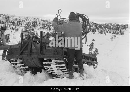 04 - 02 - 1974: Harte Arbeit in der Heide in der Nacht vom 7. Januar haben die Wettergötter Südnorwegen getroffen und das Stromnetz verwüstet. Am schlimmsten getroffen wurde die Brokke-Linie in den Mooren östlich von Byglandsfjord. Foto: Sverre A. Børretzen / aktuell / NTB ***FOTO NICHT VERARBEITET*** dieser Text wurde automatisch übersetzt! Stockfoto