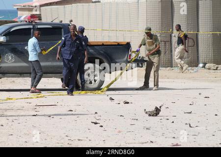 (160509) -- MOGADISHU, 9. Mai 2016 -- die somalischen Polizeikräfte blockieren die Explosionsstelle in der Nähe des Eingangs zum Hauptquartier der Verkehrspolizei in Mogadishu, Somalia, 9. Mai 2016. Mindestens drei Polizisten wurden getötet und Dutzende andere wurden bei einer Autobombenexplosion am Eingang des Hauptquartiers der Verkehrspolizei hier am Montag verletzt. ) SOMALIA-MOGADISHU-EXPLOSION FaisalxIsse PUBLICATIONxNOTxINxCHN 160509 Mogadishu 9. Mai 2016 die somalischen Polizeikräfte blockieren die Explosionsstelle in der Nähe des Eingangs des Hauptquartiers der Verkehrspolizei in Mogadishu Somalia 9. Mai 2016 mindestens drei Polizeibeamte wurden GETÖTET Stockfoto
