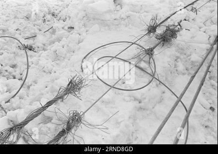 04 - 02 - 1974: Harte Arbeit in der Heide in der Nacht vom 7. Januar haben die Wettergötter Südnorwegen getroffen und das Stromnetz verwüstet. Am schlimmsten getroffen wurde die Brokke-Linie in den Mooren östlich von Byglandsfjord. Foto: Sverre A. Børretzen / aktuell / NTB ***FOTO NICHT VERARBEITET*** dieser Text wurde automatisch übersetzt! Stockfoto