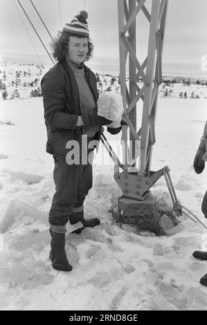 04 - 02 - 1974: Harte Arbeit in der Heide in der Nacht vom 7. Januar haben die Wettergötter Südnorwegen getroffen und das Stromnetz verwüstet. Am schlimmsten getroffen wurde die Brokke-Linie in den Mooren östlich von Byglandsfjord. Foto: Sverre A. Børretzen / aktuell / NTB ***FOTO NICHT VERARBEITET*** dieser Text wurde automatisch übersetzt! Stockfoto