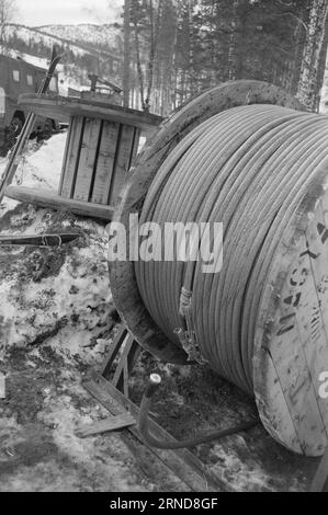 04 - 02 - 1974: Harte Arbeit in der Heide in der Nacht vom 7. Januar haben die Wettergötter Südnorwegen getroffen und das Stromnetz verwüstet. Am schlimmsten getroffen wurde die Brokke-Linie in den Mooren östlich von Byglandsfjord. Foto: Sverre A. Børretzen / aktuell / NTB ***FOTO NICHT VERARBEITET*** dieser Text wurde automatisch übersetzt! Stockfoto