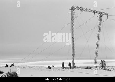 04 - 02 - 1974: Harte Arbeit in der Heide in der Nacht vom 7. Januar haben die Wettergötter Südnorwegen getroffen und das Stromnetz verwüstet. Am schlimmsten getroffen wurde die Brokke-Linie in den Mooren östlich von Byglandsfjord. Foto: Sverre A. Børretzen / aktuell / NTB ***FOTO NICHT VERARBEITET*** dieser Text wurde automatisch übersetzt! Stockfoto