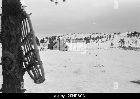 04 - 02 - 1974: Harte Arbeit in der Heide in der Nacht vom 7. Januar haben die Wettergötter Südnorwegen getroffen und das Stromnetz verwüstet. Am schlimmsten getroffen wurde die Brokke-Linie in den Mooren östlich von Byglandsfjord. Foto: Sverre A. Børretzen / aktuell / NTB ***FOTO NICHT VERARBEITET*** dieser Text wurde automatisch übersetzt! Stockfoto