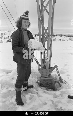 04 - 02 - 1974: Harte Arbeit in der Heide in der Nacht vom 7. Januar haben die Wettergötter Südnorwegen getroffen und das Stromnetz verwüstet. Am schlimmsten getroffen wurde die Brokke-Linie in den Mooren östlich von Byglandsfjord. Foto: Sverre A. Børretzen / aktuell / NTB ***FOTO NICHT VERARBEITET*** dieser Text wurde automatisch übersetzt! Stockfoto