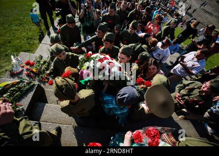 Tag des Belages am Sowjet-Ehrenmal in Berlin-Tiergarten (160509) -- BERLIN, 9. Mai 2016 -- Kinder präsentieren einen Blumenkranz während einer Gedenkfeier im sowjetischen Denkmal im Treptower Park in Berlin, Deutschland, am 9. Mai 2016. Friedensorganisationen veranstalteten am Montag eine Reihe von Gedenkveranstaltungen anlässlich des 71. Jahrestages des sowjetischen Sieges über Nazi-Deutschland im Zweiten Weltkrieg in Berlin. DEUTSCHLAND-BERLIN-WWII-JUBILÄUM-GEDENKEN ZhangxFan PUBLICATIONxNOTxINxCHN Tag der Sieg beim sowjetischen Memorial in Berlin Tiergarten 160509 Berlin 9. Mai 2016 Kinder Presen Stockfoto