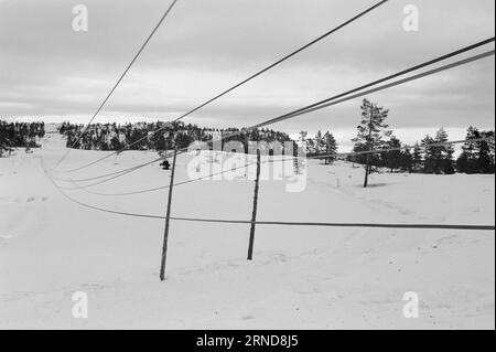 04 - 02 - 1974: Harte Arbeit in der Heide in der Nacht vom 7. Januar haben die Wettergötter Südnorwegen getroffen und das Stromnetz verwüstet. Am schlimmsten getroffen wurde die Brokke-Linie in den Mooren östlich von Byglandsfjord. Foto: Sverre A. Børretzen / aktuell / NTB ***FOTO NICHT VERARBEITET*** dieser Text wurde automatisch übersetzt! Stockfoto