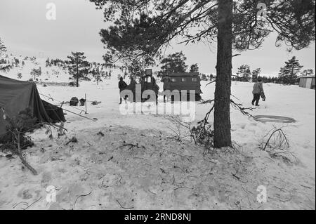 04 - 02 - 1974: Harte Arbeit in der Heide in der Nacht vom 7. Januar haben die Wettergötter Südnorwegen getroffen und das Stromnetz verwüstet. Am schlimmsten getroffen wurde die Brokke-Linie in den Mooren östlich von Byglandsfjord. Foto: Sverre A. Børretzen / aktuell / NTB ***FOTO NICHT VERARBEITET*** dieser Text wurde automatisch übersetzt! Stockfoto