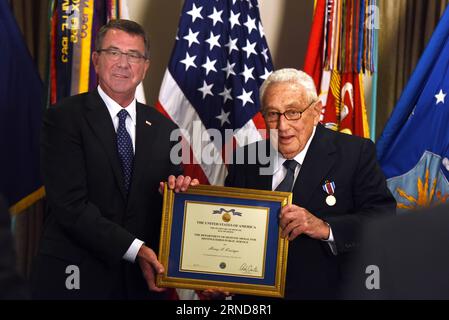 WASHINGTON D.C., 09. Mai 2016 – der US-Verteidigungsminister Ash Carter (L) feiert eine Preisverleihung zu Ehren des ehemaligen US-Außenministers Henry Kissinger für seine jahrelangen herausragenden öffentlichen Dienste im Pentagon in Washington D.C., USA, 9. Mai 2016. Der Distinguished Public Service Award des US-Verteidigungsministeriums (DoD) ist die höchste Auszeichnung, die das DoD privaten Bürgern verleiht. ) US-WASHINGTON D.C.-PENTAGON-KISSINGER-AWARD YinxBogu PUBLICATIONxNOTxINxCHN Washington D C Mai 09 2016 US-Verteidigungsminister Ash Carter l veranstaltet Preisverleihung zu Ehren des ehemaligen US-Sekretärs Stockfoto