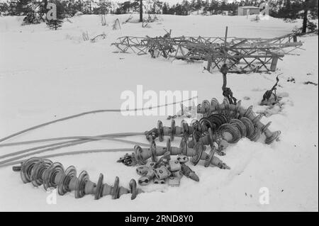 04 - 02 - 1974: Harte Arbeit in der Heide in der Nacht vom 7. Januar haben die Wettergötter Südnorwegen getroffen und das Stromnetz verwüstet. Am schlimmsten getroffen wurde die Brokke-Linie in den Mooren östlich von Byglandsfjord. Foto: Sverre A. Børretzen / aktuell / NTB ***FOTO NICHT VERARBEITET*** dieser Text wurde automatisch übersetzt! Stockfoto