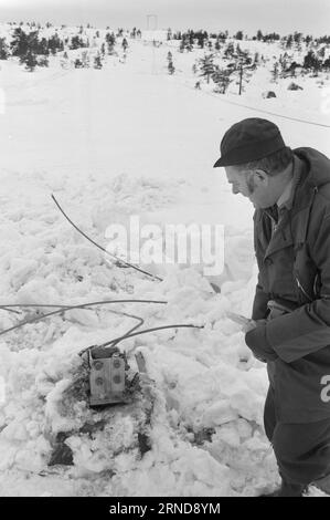 04 - 02 - 1974: Harte Arbeit in der Heide in der Nacht vom 7. Januar haben die Wettergötter Südnorwegen getroffen und das Stromnetz verwüstet. Am schlimmsten getroffen wurde die Brokke-Linie in den Mooren östlich von Byglandsfjord. Foto: Sverre A. Børretzen / aktuell / NTB ***FOTO NICHT VERARBEITET*** dieser Text wurde automatisch übersetzt! Stockfoto