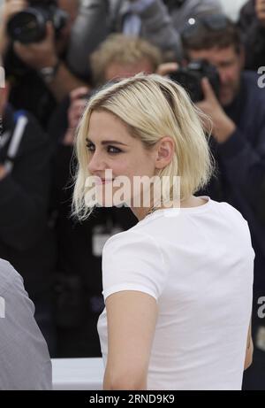 (160511) -- CANNES, Mai. 11, 2016 -- die Schauspielerin Kristen Stewart nimmt am 11. Mai 2016 an einem Fototermin für die Film Cafe Society während des 69. Cannes Film Festivals in Cannes Teil. ) FRANKREICH-CANNES-FILM FESTIVAL-CAFE GESELLSCHAFT-FOTOAUFRUF JinxYu PUBLICATIONxNOTxINxCHN 160511 Cannes 11. Mai 2016 Schauspielerin Kristen Stewart nimmt an einem Fotoaufruf für die Film Cafe Society während der 69. Filmfestspiele von Cannes in Cannes Frankreich AM 11. Mai 2016 Foto-Anruf JinxYu PUBLICATIONxNOTxINxCHN Stockfoto