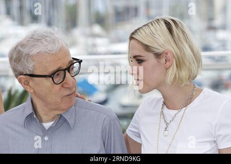 (160511) -- CANNES, Mai. 11, 2016 -- Regisseur Woody Allen (L) und Schauspielerin Kristen Stewart nahmen am 11. Mai 2016 an einem Fototermin für die Film Cafe Society während des 69. Cannes Film Festivals in Cannes Teil. FRANKREICH-CANNES-FILM FESTIVAL-CAFE GESELLSCHAFT-FOTORUF JinxYu PUBLICATIONxNOTxINxCHN 160511 Cannes 11. Mai 2016 Regisseur Woody alle von ihnen l und Schauspielerin Kristen Stewart besuchen einen Fotoruf für die Film Cafe Society während des 69. Cannes Film Festivals in Cannes Frankreich AM 11. Mai 2016 Frankreich Cannes Film Festival Cafe Society Fotoruf JinxYu PUBLICATIONxNOTxINxCHN Stockfoto