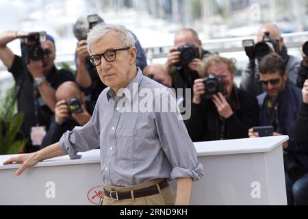 (160511) -- CANNES, Mai. 11, 2016 -- Regisseur Woody Allen nimmt am 11. Mai 2016 an einem Fototermin für die Film Cafe Society während des 69. Cannes Film Festivals in Cannes Teil. FRANCE-CANNES-FILM FESTIVAL-CAFE GESELLSCHAFT-FOTOAUFRUF JinxYu PUBLICATIONxNOTxINxCHN 160511 Cannes 11. Mai 2016 Regisseur Woody alle von ihnen nimmt an einem Fotoaufruf für die Film Cafe Society während der 69. Filmfestspiele von Cannes in Cannes Frankreich AM 11. Mai 2016 Cannes Film Festival Cafe Society Fotoaufruf JinxYu PUBLICATIONxNOTxINxCHN Stockfoto