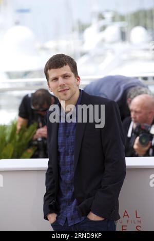 (160511) -- CANNES, Mai. 11, 2016 -- Schauspieler Jesse Eisenberg nimmt am 11. Mai 2016 an einem Fototermin für die Film Cafe Society während des 69. Cannes Film Festivals in Cannes Teil. FRANKREICH-CANNES-FILM FESTIVAL-CAFE GESELLSCHAFT-FOTOAUFRUF JinxYu PUBLICATIONxNOTxINxCHN 160511 Cannes 11. Mai 2016 Schauspieler Jesse Eisenberg nimmt an einem Fotoaufruf für die Film Cafe Gesellschaft während der 69. Filmfestspiele von Cannes in Cannes Frankreich AM 11. Mai 2016 Foto-Anruf JinxYu PUBLICATIONxNOTxINxCHN Stockfoto