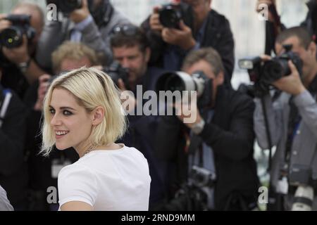 (160511) -- CANNES, Mai. 11, 2016 -- die Schauspielerin Kristen Stewart nimmt am 11. Mai 2016 an einem Fototermin für die Film Cafe Society während des 69. Cannes Film Festivals in Cannes Teil. ) FRANKREICH-CANNES-FILM FESTIVAL-CAFE GESELLSCHAFT-FOTOAUFRUF JinxYu PUBLICATIONxNOTxINxCHN 160511 Cannes 11. Mai 2016 Schauspielerin Kristen Stewart nimmt an einem Fotoaufruf für die Film Cafe Society während der 69. Filmfestspiele von Cannes in Cannes Frankreich AM 11. Mai 2016 Foto-Anruf JinxYu PUBLICATIONxNOTxINxCHN Stockfoto