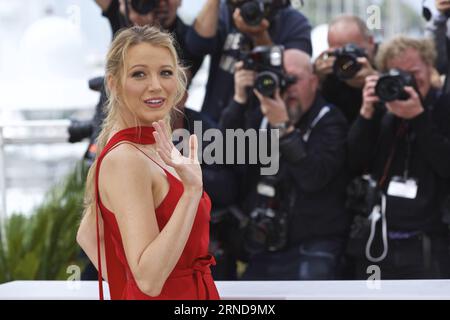 (160511) -- CANNES, Mai. 11, 2016 -- Schauspielerin Blake Lively nimmt am 11. Mai 2016 an einem Fototermin für die Film Cafe Society während des 69. Cannes Film Festivals in Cannes Teil. FRANKREICH-CANNES-FILM FESTIVAL-CAFE GESELLSCHAFT-FOTOAUFRUF JinxYu PUBLICATIONxNOTxINxCHN 160511 Cannes 11. Mai 2016 Schauspielerin Blake Lively nimmt an einem Fotoaufruf für die Film Cafe Gesellschaft während der 69. Filmfestspiele von Cannes in Cannes Frankreich AM 11. Mai 2016 Foto-Anruf JinxYu PUBLICATIONxNOTxINxCHN Stockfoto