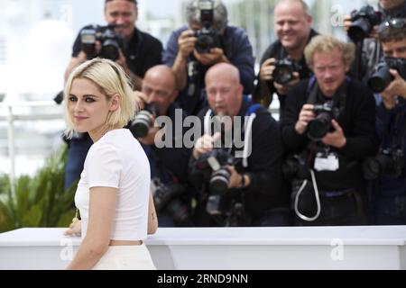 (160511) -- CANNES, Mai. 11, 2016 -- die Schauspielerin Kristen Stewart nimmt am 11. Mai 2016 an einem Fototermin für die Film Cafe Society während des 69. Cannes Film Festivals in Cannes Teil. ) FRANKREICH-CANNES-FILM FESTIVAL-CAFE GESELLSCHAFT-FOTOAUFRUF JinxYu PUBLICATIONxNOTxINxCHN 160511 Cannes 11. Mai 2016 Schauspielerin Kristen Stewart nimmt an einem Fotoaufruf für die Film Cafe Society während der 69. Filmfestspiele von Cannes in Cannes Frankreich AM 11. Mai 2016 Foto-Anruf JinxYu PUBLICATIONxNOTxINxCHN Stockfoto