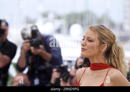 (160511) -- CANNES, Mai. 11, 2016 -- Schauspielerin Blake Lively nimmt am 11. Mai 2016 an einem Fototermin für die Film Cafe Society während des 69. Cannes Film Festivals in Cannes Teil. FRANKREICH-CANNES-FILM FESTIVAL-CAFE GESELLSCHAFT-FOTOAUFRUF JinxYu PUBLICATIONxNOTxINxCHN 160511 Cannes 11. Mai 2016 Schauspielerin Blake Lively nimmt an einem Fotoaufruf für die Film Cafe Gesellschaft während der 69. Filmfestspiele von Cannes in Cannes Frankreich AM 11. Mai 2016 Foto-Anruf JinxYu PUBLICATIONxNOTxINxCHN Stockfoto