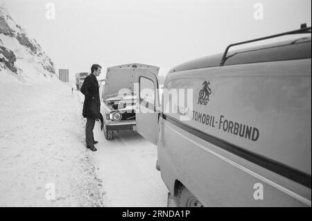 Tatsächlich 03 - 6 - 1974: Der kleinste kam FarthestThis ist, wie wir die Tankkarte verzögern. In diesen benzinarmen Zeiten ist es definitiv ein Vorteil, ein kleines Auto zu haben, bestätigte diesen Test, den Aktuell zusammen mit Profis durchgeführt hat. Foto: Sverre A. Børretzen / aktuell / NTB ***FOTO NICHT VERARBEITET*** dieser Text wurde automatisch übersetzt! Stockfoto