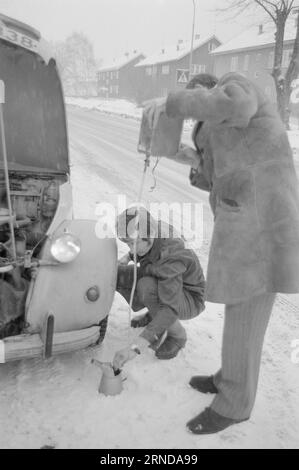 Tatsächlich 03 - 6 - 1974: Der kleinste kam FarthestThis ist, wie wir die Tankkarte verzögern. In diesen benzinarmen Zeiten ist es definitiv ein Vorteil, ein kleines Auto zu haben, bestätigte diesen Test, den Aktuell zusammen mit Profis durchgeführt hat. Foto: Sverre A. Børretzen / aktuell / NTB ***FOTO NICHT VERARBEITET*** dieser Text wurde automatisch übersetzt! Stockfoto