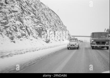 Tatsächlich 03 - 6 - 1974: Der kleinste kam FarthestThis ist, wie wir die Tankkarte verzögern. In diesen benzinarmen Zeiten ist es definitiv ein Vorteil, ein kleines Auto zu haben, bestätigte diesen Test, den Aktuell zusammen mit Profis durchgeführt hat. Foto: Sverre A. Børretzen / aktuell / NTB ***FOTO NICHT VERARBEITET*** dieser Text wurde automatisch übersetzt! Stockfoto