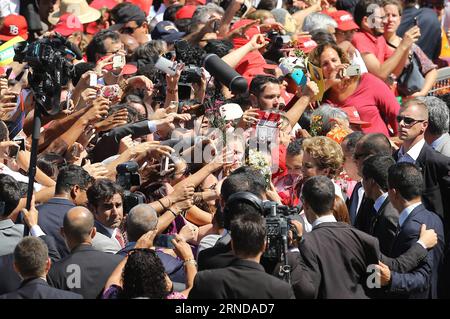 Dilma Rousseff hält nach Suspendierung Rede in Brasilia (160512) -- BRASILIA, 12. Mai 2016 -- die brasilianische Präsidentin Dilma Rousseff (C) begrüßt ihre Unterstützer während ihrer Abreise aus dem Planalto-Palast in Brasilia, der Hauptstadt Brasiliens, am 12. Mai 2016. der brasilianische Senat hat am Donnerstag beschlossen, das Amtsenthebungsverfahren gegen Präsidentin Dilma Rousseff fortzusetzen, indem sie ihr Amt für 180 Tage aussetzt. ) (Cm) BRASILIEN AUS BRASILIEN-BRASILIA-ROUSSEFF-SUSPENDED AGENCIAxESTADO PUBLICATIONxNOTxINxCHN Dilma ROUSSEFF hält nach einer Suspensionsrede in Brasilia 160512 Brasilia am 12. Mai 2016 die brasilianische Presi Stockfoto