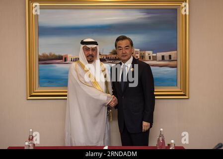 (160512) -- DOHA, 12. Mai 2016 -- der chinesische Außenminister Wang Yi(R) trifft sich mit Dr. Nizar bin Obaid Madani, Außenminister Saudi-Arabiens, während des 7. Ministertreffens des China-Arab States Cooperation Forum (CASCF) am 12. Mai 2016 in Doha, Katar. Dr. Nizar bin Obaid Madani, Staatsminister für auswärtige Angelegenheiten Saudi-Arabiens, sagte, dass sein Land Chinas Beibehaltung friedlicher Mittel zur Beilegung von Streitigkeiten im Südchinesischen Meer bei einem Treffen mit dem chinesischen Außenminister Wang Yi in der katarischen Hauptstadt Doha schätzt. ) KATAR-DOHA-CHINA-SAUDI-ARABIEN-F Stockfoto