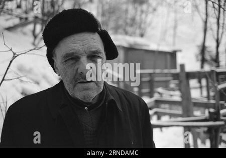 Heute 03 - 3 - 1974: Sie fanden ihren Platz vor zwölf Jahren zogen John und Pål von der Stadt bis zum Fluss. Die Stadt wurde ihnen zu schwer. Sie bauten sich in den Skauen Hütten und bekamen dafür ein Angelbecken und einen Badeplatz. Die beiden alten Menschen haben ein unangenehmes Leben geführt, aber jetzt haben sie einen Ort gefunden, wo Frieden herrscht und sie können ihre eigenen Herren sein. Sie leben von doppelter kommunaler Gnade. Die Kabine befindet sich an der Grenze zwischen Oslo und Bærum. Sie sammeln Wasser in einem Eimer direkt aus der Lysakerelva. Ein schönes Leben, denken beide. Foto: Ivar Aaserud / Aktuell Stockfoto