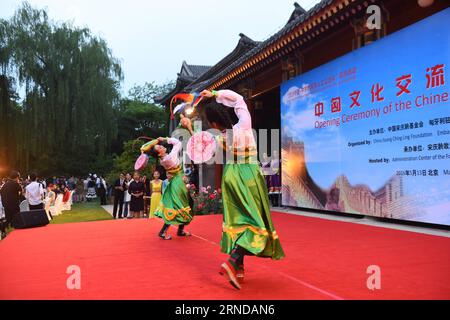 (160513) -- PEKING, 13. Mai 2016 -- Tänzerinnen und Tänzer treten während des Kulturaustauschs zwischen China und Ungarn in Peking, der Hauptstadt Chinas, am 13. Mai 2016 auf. Der dreitägige kulturelle Austausch wurde am Freitag in der ehemaligen Residenz von Soong Ching Ling eröffnet. (Yxb) CHINA-PEKING-UNGARN-KULTURAUSTAUSCH(CN) JinxLiangkuai PUBLICATIONxNOTxINxCHN 160513 Peking 13. Mai 2016 Tänzerinnen und Tänzer treten während der China Ungarn Kulturaustausch Aktivität in Peking Hauptstadt von China 13. Mai 2016 die dreitägige Kulturaustausch Aktivität eröffnet IN DER ehemaligen Residenz von Soong Ching Ling Freitag yxb China Peking Ungarn Kulturaustausch Stockfoto