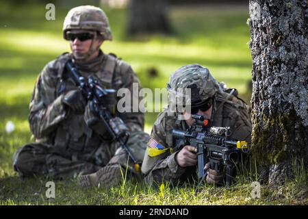 (160513) -- RAPINA, 13. Mai 2016 -- Soldaten der US-Armee nehmen am Rapina Urban Battle Drill Teil, der am 13. Mai 2016 in Südestland durchgeführt wurde. Die estnischen Verteidigungskräfte nahmen zusammen mit NATO-Verbündeten am Freitag an einer Militärübung in Rapina im Süden Estlands Teil. Dies ist Teil einer Reihe von NATO-Übungen im Frühjahr 2016. ) (cl) ESTLAND-RAPINA-NATO-MILITÄRÜBUNG SergeixStepanov PUBLICATIONxNOTxINxCHN 160513. Mai 13 2016 Soldaten der US-Armee nehmen AM 13. Mai 2016 an einem Urban Battle Drill Hero IN Südestland Teil estnischen Verteidigungskräfte nahmen zusammen mit NATO-Alliierten AN einem Militärbohrer IN City Teil Stockfoto