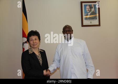 (160513) -- KAMPALA, 13. Mai 2016 -- ugandischer Präsident Yoweri Museveni (R) trifft am 13. Mai 2016 in Kampala, Uganda, mit dem Sondergesandten des chinesischen Präsidenten Xi Jinping, Yan Junqi, der stellvertretenden Vorsitzenden des Ständigen Ausschusses des Nationalen Volkskongresses, der obersten Legislative Chinas. Yan Junqi nahm am Donnerstag an der Amtseinführung von Yoweri Museveni Teil. ) YuanxQing PUBLICATIONxNOTxINxCHN 160513 Kampala 13. Mai 2016 der ugandische Präsident Yoweri Museveni Veni r trifft sich mit dem chinesischen Präsidenten Xi Jinping S Sondergesandten Yan Junqi stellvertretende Vorsitzende o Stockfoto