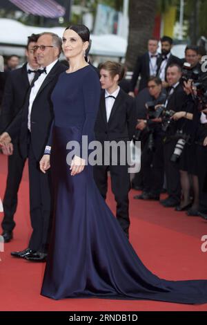 (160514) -- CANNES, 13. Mai 2016 -- Cast-Mitglied Juliette Binoche posiert auf dem roten Teppich, als sie für die Vorführung des Films Ma Loute (Slack Bay) beim 69. Cannes Film Festival in Cannes, Frankreich, am 13. Mai 2016 ankommt. ) FRANKREICH-CANNES FILM FESTIVAL-MA LOUTE JinxYu PUBLICATIONxNOTxINxCHN 160514 Cannes 13. Mai 2016 Cast-Mitglied Juliette Binoche posiert AUF dem roten Teppich, als sie für die Filmvorführung für die MA Loute Slack Bay AUF dem 69. Cannes Film Festival in Cannes ankommt Frankreich 13. Mai 2016 Frankreich Cannes Film Festival MA Loute JinxYu PUBLICATIONxNOTxINxCHN Stockfoto