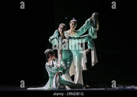 (160513) -- PEKING, 13. Mai 2016 -- Tänzerinnen treten auf, um ein traditionelles chinesisches Gedicht während der Bühnenshow in Peking, der Hauptstadt Chinas, am 13. Mai 2016 nachzuahmen. Am Freitag fand hier eine thematische Bühnenshow statt, um traditionelle chinesische Poesie zu fördern. ) CHINA-BEIJING-POETRY-STAGE SHOW (CN) CuixXinyu PUBLICATIONxNOTxINxCHN 160513 Peking 13. Mai 2016 Tänzerinnen und Tänzer treten auf, um ein traditionelles chinesisches Gedicht während der Stage Show in Peking Hauptstadt Chinas 13. Mai 2016 zu reflektieren eine Theme Stage Show What Hero to Promoting Traditional Chinese Poetry Show hier AM Freitag China Poetry Stage Show CN CuixXinyu PUBLICATIONxNOTxINxCHN Stockfoto