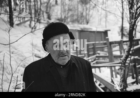 Heute 03 - 3 - 1974: Sie fanden ihren Platz vor zwölf Jahren zogen John und Pål von der Stadt bis zum Fluss. Die Stadt wurde ihnen zu schwer. Sie bauten sich in den Skauen Hütten und bekamen dafür ein Angelbecken und einen Badeplatz. Die beiden alten Menschen haben ein unangenehmes Leben geführt, aber jetzt haben sie einen Ort gefunden, wo Frieden herrscht und sie können ihre eigenen Herren sein. Sie leben von doppelter kommunaler Gnade. Die Kabine befindet sich an der Grenze zwischen Oslo und Bærum. Sie sammeln Wasser in einem Eimer direkt aus der Lysakerelva. Ein schönes Leben, denken beide. Foto: Ivar Aaserud / Aktuell Stockfoto