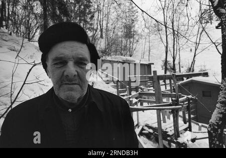 Heute 03 - 3 - 1974: Sie fanden ihren Platz vor zwölf Jahren zogen John und Pål von der Stadt bis zum Fluss. Die Stadt wurde ihnen zu schwer. Sie bauten sich in den Skauen Hütten und bekamen dafür ein Angelbecken und einen Badeplatz. Die beiden alten Menschen haben ein unangenehmes Leben geführt, aber jetzt haben sie einen Ort gefunden, wo Frieden herrscht und sie können ihre eigenen Herren sein. Sie leben von doppelter kommunaler Gnade. Die Kabine befindet sich an der Grenze zwischen Oslo und Bærum. Sie sammeln Wasser in einem Eimer direkt aus der Lysakerelva. Ein schönes Leben, denken beide. Foto: Ivar Aaserud / Aktuell Stockfoto