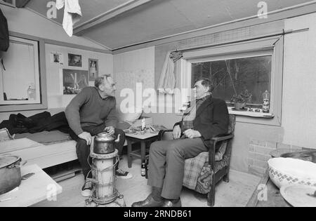 Heute 03 - 3 - 1974: Sie fanden ihren Platz vor zwölf Jahren zogen John und Pål von der Stadt bis zum Fluss. Die Stadt wurde ihnen zu schwer. Sie bauten sich in den Skauen Hütten und bekamen dafür ein Angelbecken und einen Badeplatz. Die beiden alten Menschen haben ein unangenehmes Leben geführt, aber jetzt haben sie einen Ort gefunden, wo Frieden herrscht und sie können ihre eigenen Herren sein. Sie leben von doppelter kommunaler Gnade. Die Kabine befindet sich an der Grenze zwischen Oslo und Bærum. Sie sammeln Wasser in einem Eimer direkt aus der Lysakerelva. Ein schönes Leben, denken beide. Foto: Ivar Aaserud / Aktuell Stockfoto