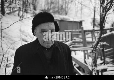 Heute 03 - 3 - 1974: Sie fanden ihren Platz vor zwölf Jahren zogen John und Pål von der Stadt bis zum Fluss. Die Stadt wurde ihnen zu schwer. Sie bauten sich in den Skauen Hütten und bekamen dafür ein Angelbecken und einen Badeplatz. Die beiden alten Menschen haben ein unangenehmes Leben geführt, aber jetzt haben sie einen Ort gefunden, wo Frieden herrscht und sie können ihre eigenen Herren sein. Sie leben von doppelter kommunaler Gnade. Die Kabine befindet sich an der Grenze zwischen Oslo und Bærum. Sie sammeln Wasser in einem Eimer direkt aus der Lysakerelva. Ein schönes Leben, denken beide. Foto: Ivar Aaserud / Aktuell Stockfoto