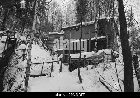 Heute 03 - 3 - 1974: Sie fanden ihren Platz vor zwölf Jahren zogen John und Pål von der Stadt bis zum Fluss. Die Stadt wurde ihnen zu schwer. Sie bauten sich in den Skauen Hütten und bekamen dafür ein Angelbecken und einen Badeplatz. Die beiden alten Menschen haben ein unangenehmes Leben geführt, aber jetzt haben sie einen Ort gefunden, wo Frieden herrscht und sie können ihre eigenen Herren sein. Sie leben von doppelter kommunaler Gnade. Die Kabine befindet sich an der Grenze zwischen Oslo und Bærum. Sie sammeln Wasser in einem Eimer direkt aus der Lysakerelva. Ein schönes Leben, denken beide. Foto: Ivar Aaserud / Aktuell Stockfoto