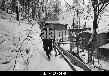 Heute 03 - 3 - 1974: Sie fanden ihren Platz vor zwölf Jahren zogen John und Pål von der Stadt bis zum Fluss. Die Stadt wurde ihnen zu schwer. Sie bauten sich in den Skauen Hütten und bekamen dafür ein Angelbecken und einen Badeplatz. Die beiden alten Menschen haben ein unangenehmes Leben geführt, aber jetzt haben sie einen Ort gefunden, wo Frieden herrscht und sie können ihre eigenen Herren sein. Sie leben von doppelter kommunaler Gnade. Die Kabine befindet sich an der Grenze zwischen Oslo und Bærum. Sie sammeln Wasser in einem Eimer direkt aus der Lysakerelva. Ein schönes Leben, denken beide. Foto: Ivar Aaserud / Aktuell Stockfoto