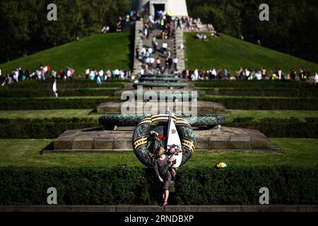 (160515) -- PEKING, 9. Mai 2016 -- Eine Frau hält Blumen, während sie am 9. Mai 2016 das sowjetische Denkmal im Treptower Park in Berlin besucht. Friedensorganisationen veranstalteten am Montag eine Reihe von Gedenkveranstaltungen anlässlich des 71. Jahrestages des sowjetischen Sieges über Nazi-Deutschland im Zweiten Weltkrieg in Berlin. WÖCHENTLICHE AUSWAHL VON XINHUA FOTO ZhangxFan PUBLICATIONxNOTxINxCHN 160515 Peking 9. Mai 2016 eine Frau hält Blumen, als sie AM Montag, 9. Mai 2016, das sowjetische Denkmal im Treptow Park in Berlin besucht Stockfoto