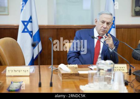 Der israelische Premierminister Benjamin Netanjahu nimmt am 15. Mai 2016 nach einem Treffen mit dem französischen Außenminister Jean-Marc Ayrault an der wöchentlichen Kabinettssitzung in Jerusalem Teil. Der israelische Premierminister Benjamin Netanjahu sagte am Sonntag gegenüber dem französischen Außenminister Jean-Marc Ayrault, dass sein Land nach wie vor gegen die Bemühungen von Paris sei, die Friedensgespräche zwischen Israel und den Palästinensern wiederzubeleben. ) MIDEAST-ISRAELISCHE PM-FRANZÖSISCH FRIEDENSVORSCHLAG EmilxSalman/Pool/JINI PUBLICATIONxNOTxINxCHN Bilder der Tag, an dem der israelische Premierminister Benjamin Netanjahu das wöchentliche Regierungskabinett besucht Stockfoto